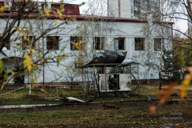 Удар балістики по території кампусу університету в Деснянському районі Києва.Окрім пошкоджень корпусів і гуртожитків, вибухова... - на we.ua