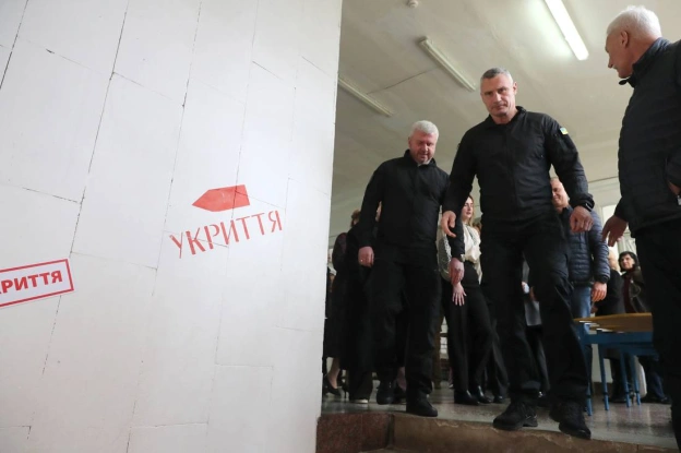 Віталій Кличко: Перевірив капітально відремонтоване укриття в одній зі шкіл у Солом\'янському районі столиці. Раніше у цьому схо... - на we.ua