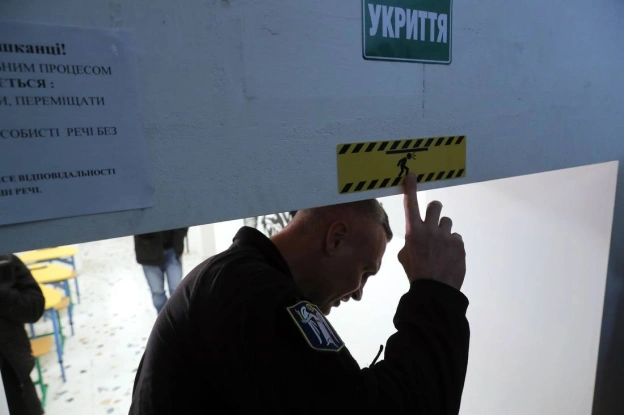 Віталій Кличко: Перевірив капітально відремонтоване укриття в одній зі шкіл у Солом\'янському районі столиці. Раніше у цьому схо... - на we.ua