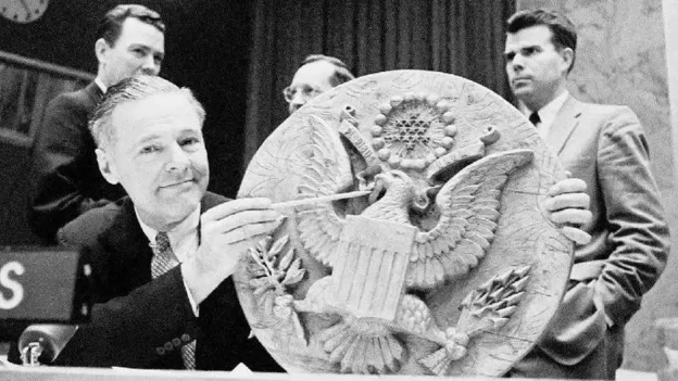 У 1945 році радянські піонери подарували послу США в Москві Авереллу Гарріману дерев\'яний герб Сполучених Штатів. Усередині був... - на we.ua